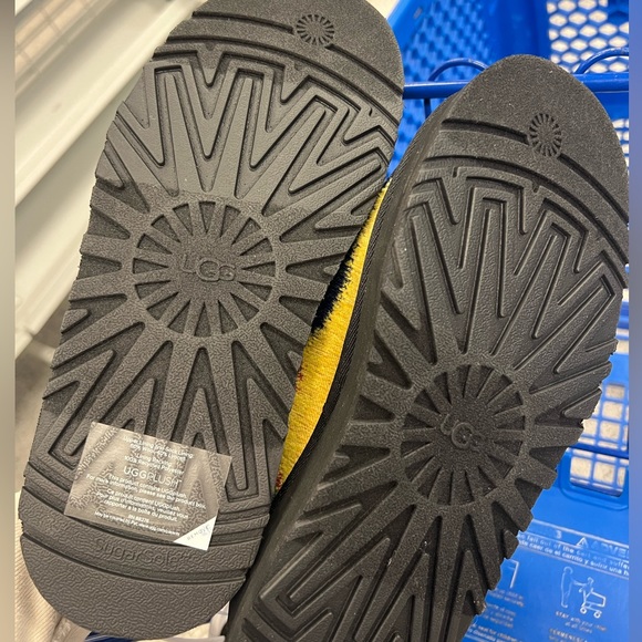 Tazz pridepop Uggs - Picture 3 of 4